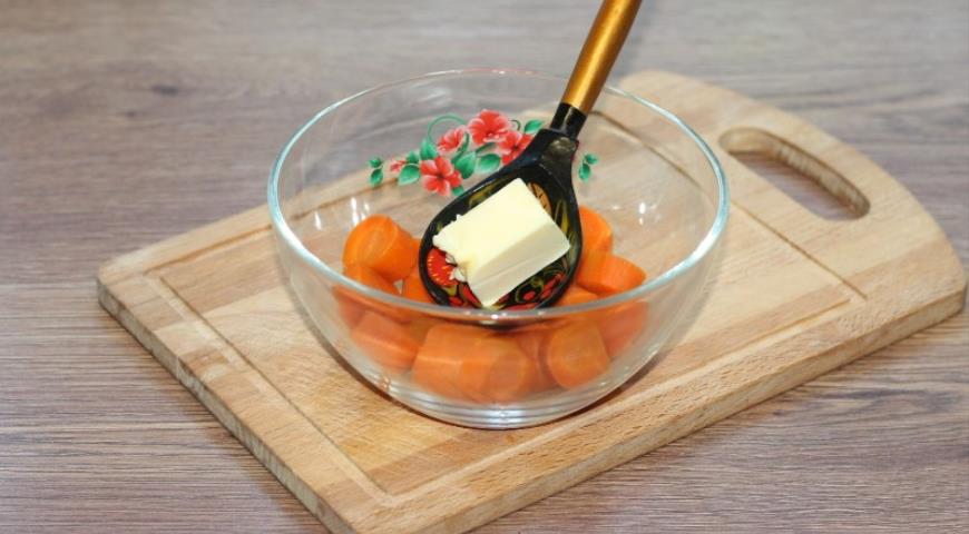 Фото приготовления рецепта: Паштет из сельди с морковью в винном соусе, шаг №3