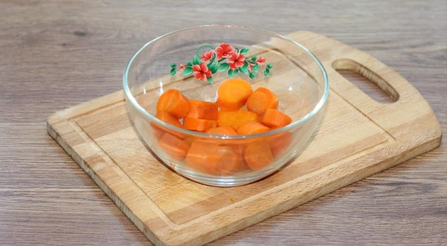 Фото приготовления рецепта: Паштет из сельди с морковью в винном соусе, шаг №2