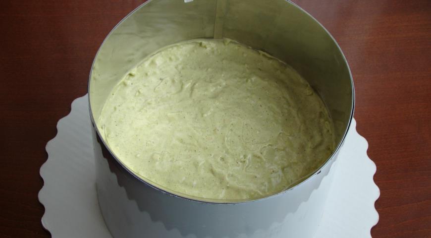 Фото приготовления рецепта: Муссовый торт Фисташка - клубника, шаг №12