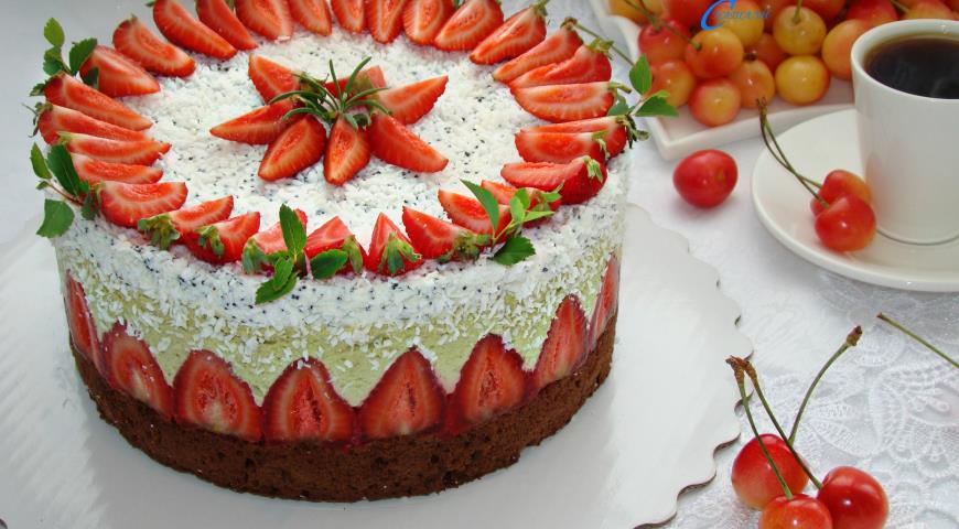 Фото приготовления рецепта: Муссовый торт Фисташка - клубника, шаг №15