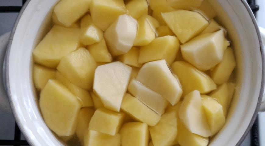 Фото приготовления рецепта: Картофельно-тыквенный суп-пюре, шаг №2