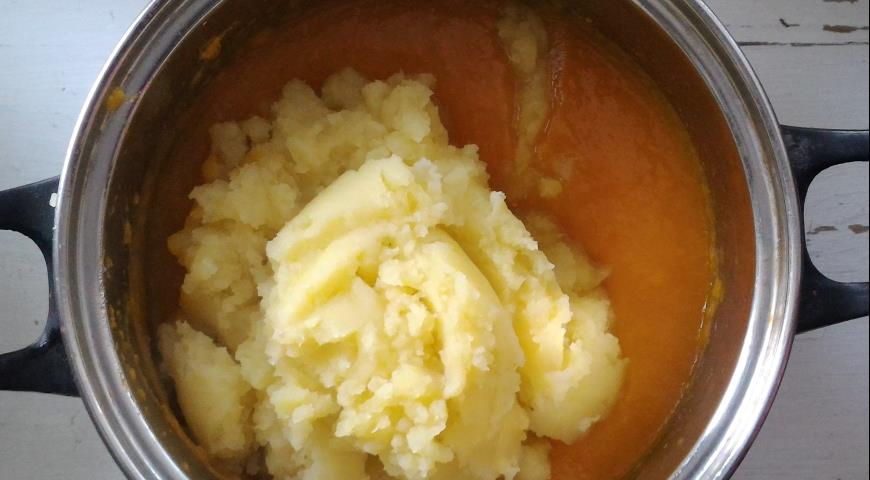 Фото приготовления рецепта: Картофельно-тыквенный суп-пюре, шаг №9