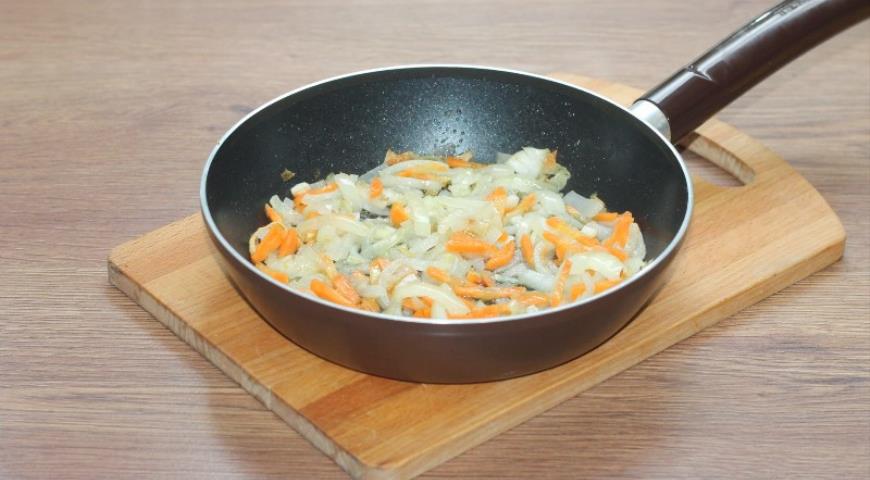 Фото приготовления рецепта: Сочная свинина и картофель в сливочном соусе, шаг №7