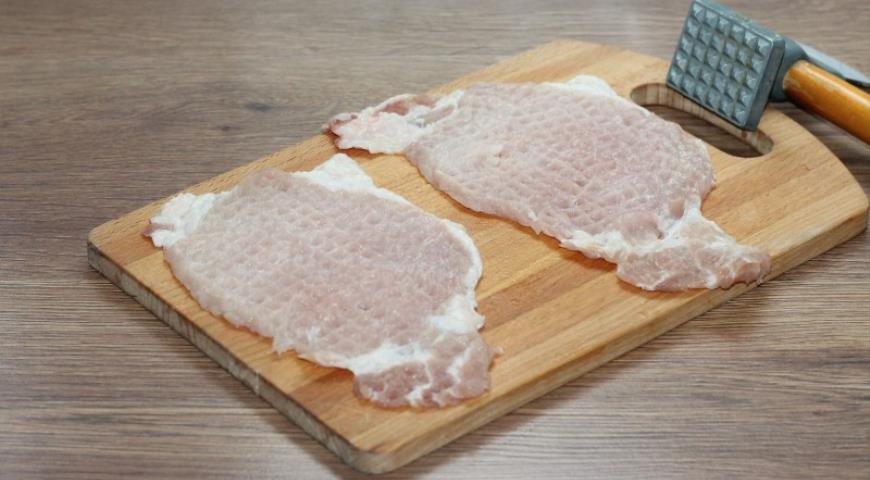 Фото приготовления рецепта: Сочная свинина и картофель в сливочном соусе, шаг №3