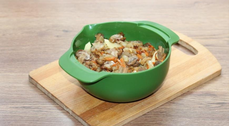 Фото приготовления рецепта: Сочная свинина и картофель в сливочном соусе, шаг №12