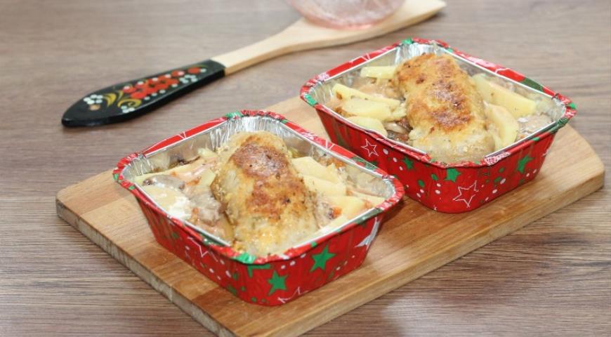 Фото приготовления рецепта: Сочная свинина и картофель в сливочном соусе, шаг №13