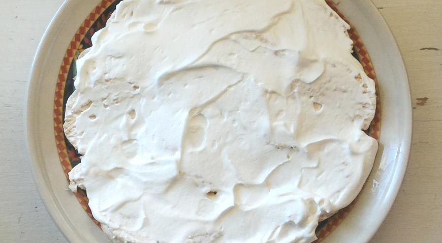 Фото приготовления рецепта: Зефирный торт Сливочное облако, шаг №7