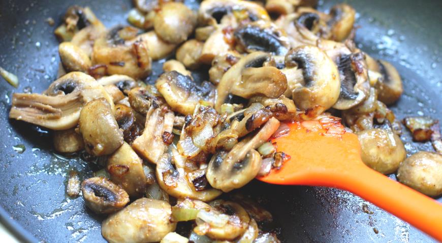 Фото приготовления рецепта: Курица с грибами и шпинатом в сливках, шаг №4