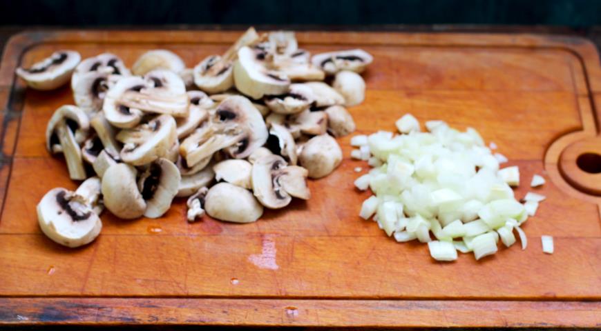 Фото приготовления рецепта: Курица с грибами и шпинатом в сливках, шаг №2