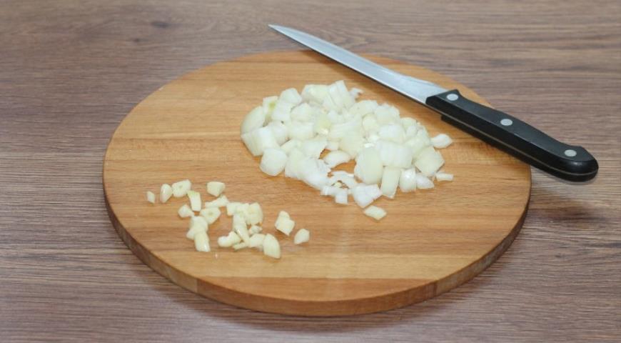 Фото приготовления рецепта: Паштет из горбуши с сыром и овощами, шаг №5