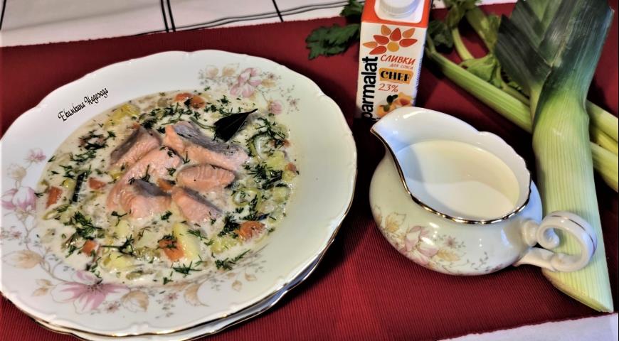 Фото приготовления рецепта: Сливочный суп с красной рыбой Лохикейто, шаг №8