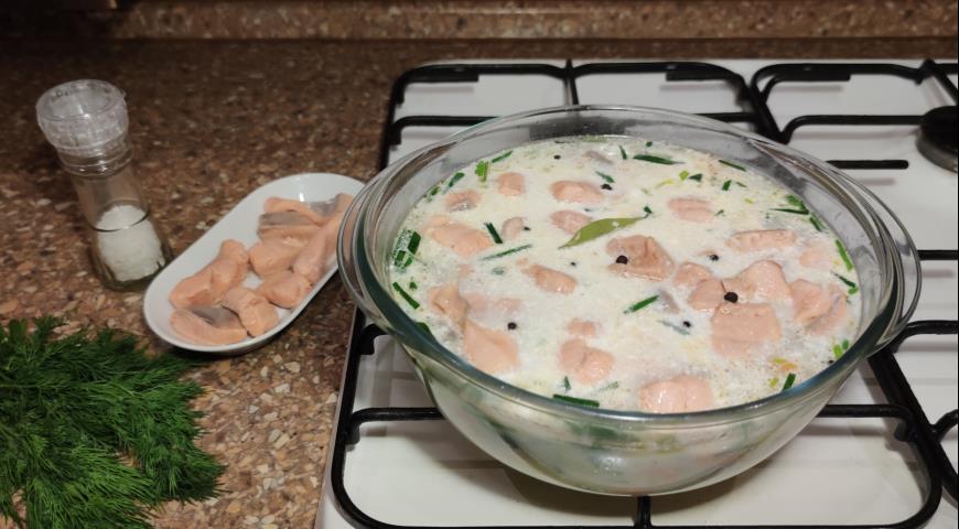 Фото приготовления рецепта: Сливочный суп с красной рыбой Лохикейто, шаг №7