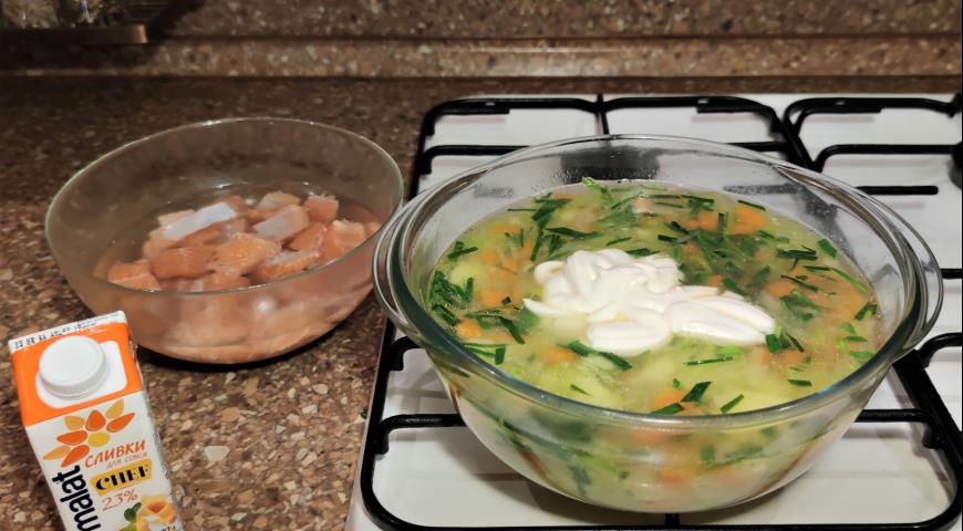 Фото приготовления рецепта: Сливочный суп с красной рыбой Лохикейто, шаг №6