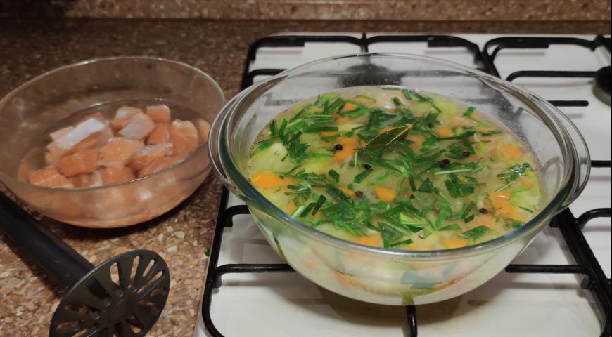 Фото приготовления рецепта: Сливочный суп с красной рыбой Лохикейто, шаг №5