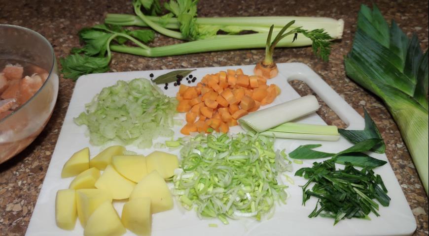Фото приготовления рецепта: Сливочный суп с красной рыбой Лохикейто, шаг №4