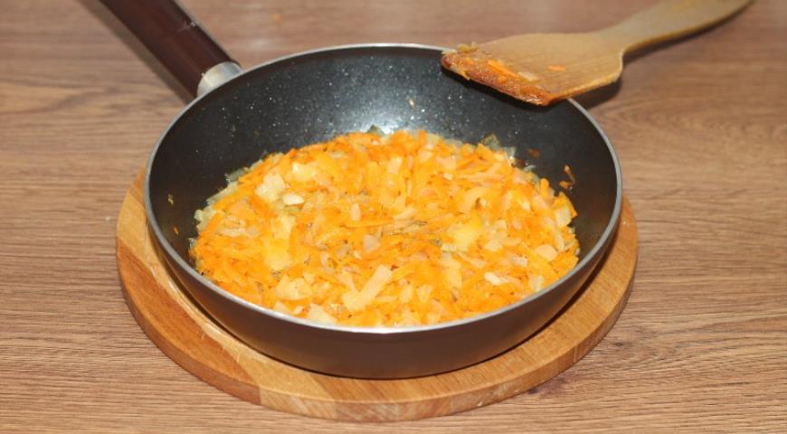 Фото приготовления рецепта: Ежики с рисом в сливочном соусе, шаг №5