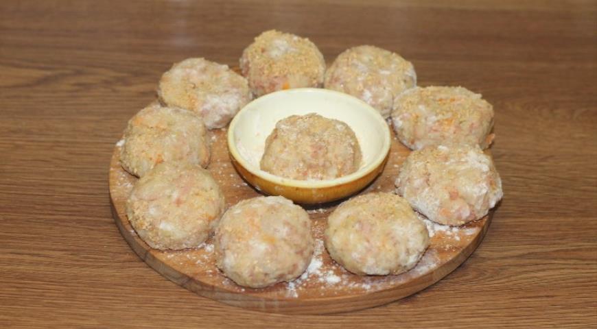 Фото приготовления рецепта: Ежики с рисом в сливочном соусе, шаг №9