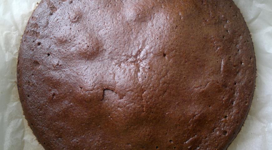 Фото приготовления рецепта: Шоколадно-кокосовый торт, шаг №9