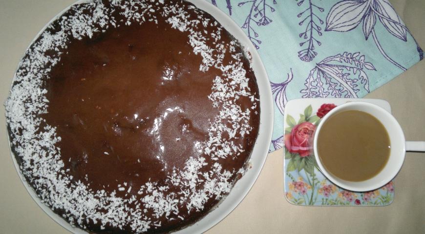Фото приготовления рецепта: Шоколадно-кокосовый торт, шаг №17
