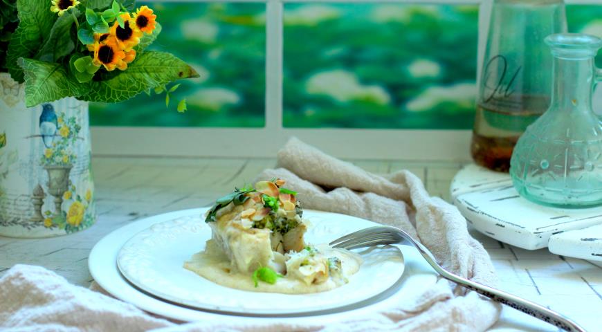 Фото приготовления рецепта: Белая рыба с брокколи в сырном соусе, шаг №6