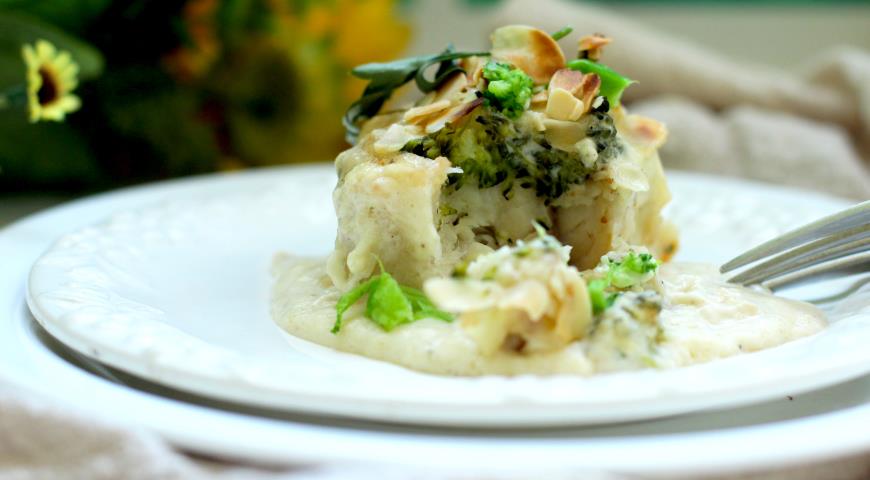 Фото приготовления рецепта: Белая рыба с брокколи в сырном соусе, шаг №7
