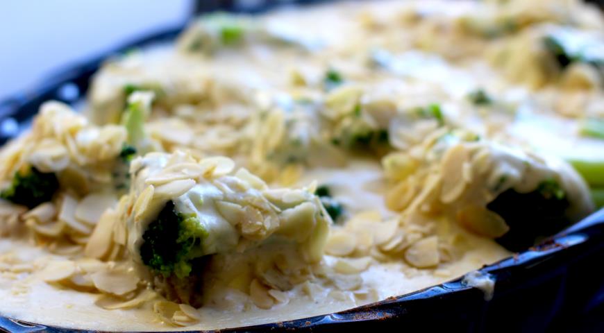 Фото приготовления рецепта: Белая рыба с брокколи в сырном соусе, шаг №4