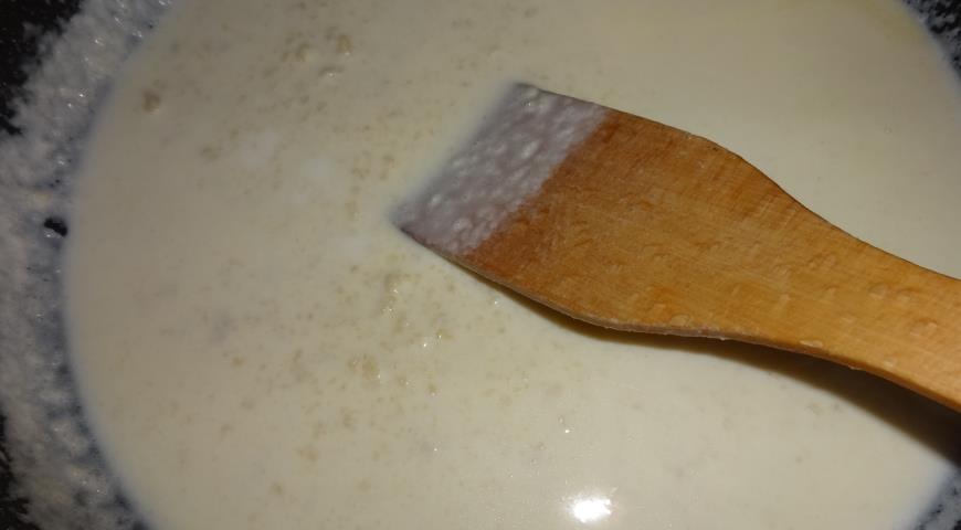 Фото приготовления рецепта: Печёночные оладьи с морковным соусом, шаг №9