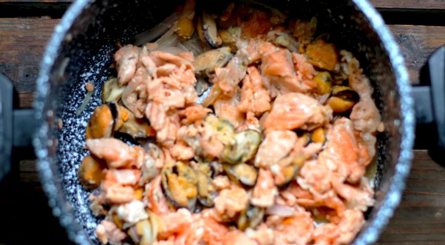 Фото приготовления рецепта: Кокиль из лосося с мидиями, шаг №1
