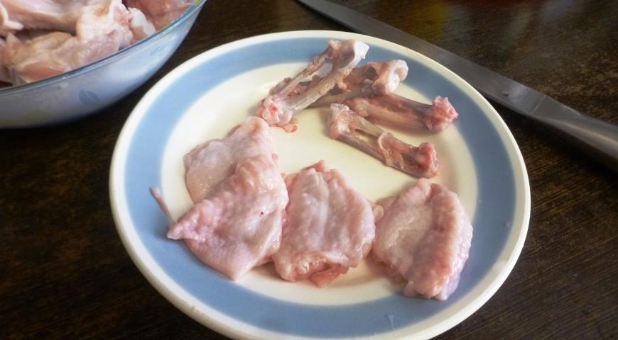 Фото приготовления рецепта: Куриные крылышки с картофелем в томатно-сливочном соусе, шаг №1