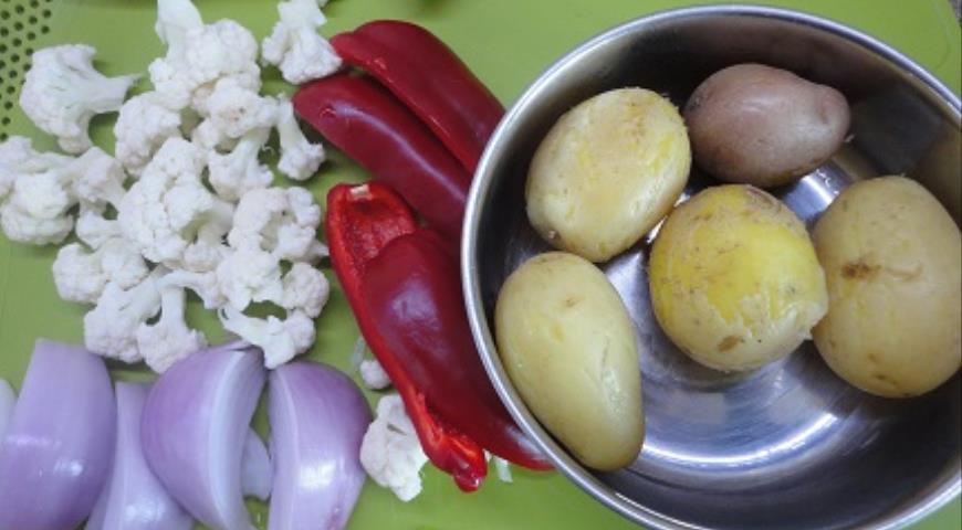 Фото приготовления рецепта: Курица с овощами под зеленым соусом, шаг №1