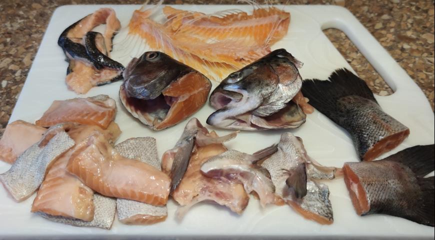 Фото приготовления рецепта: Сливочный суп с красной рыбой Лохикейто, шаг №1