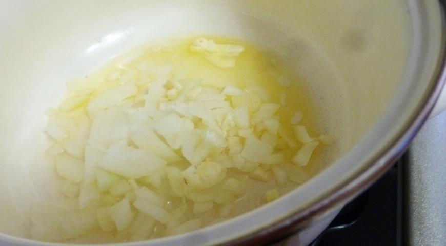 Фото приготовления рецепта: Томатный суп-пюре с сыром и вялеными томатами, шаг №1