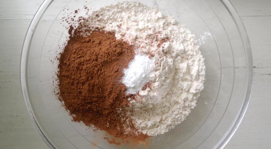 Фото приготовления рецепта: Шоколадно-кокосовый торт, шаг №1