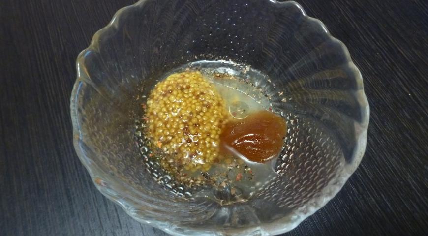 Фото приготовления рецепта: Форель в горчично-медовом маринаде, запеченная с овощами , шаг №1