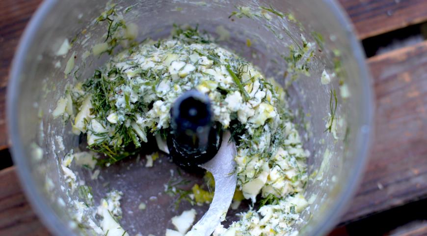 Фото приготовления рецепта: Индейка с зеленым маслом в беконе, шаг №2