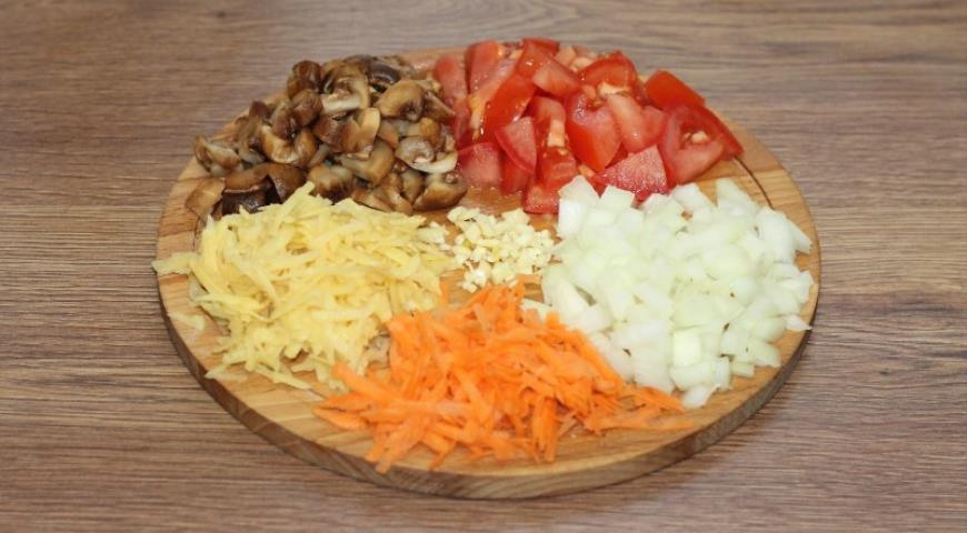 Фото приготовления рецепта: Маринованное мясо с картофелем и грибами, шаг №4