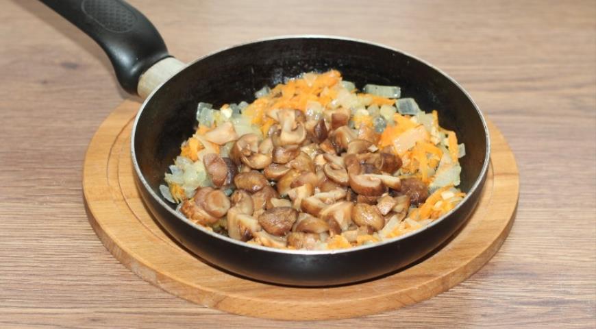 Фото приготовления рецепта: Маринованное мясо с картофелем и грибами, шаг №8