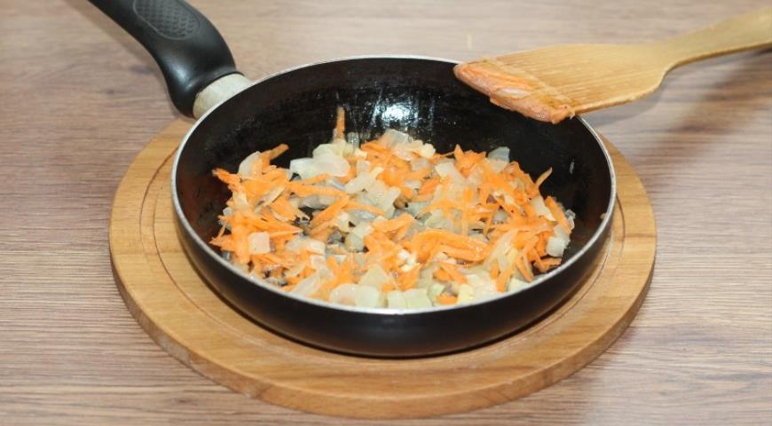 Фото приготовления рецепта: Маринованное мясо с картофелем и грибами, шаг №7
