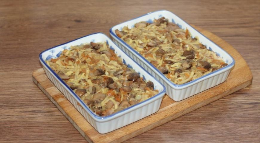 Фото приготовления рецепта: Маринованное мясо с картофелем и грибами, шаг №11