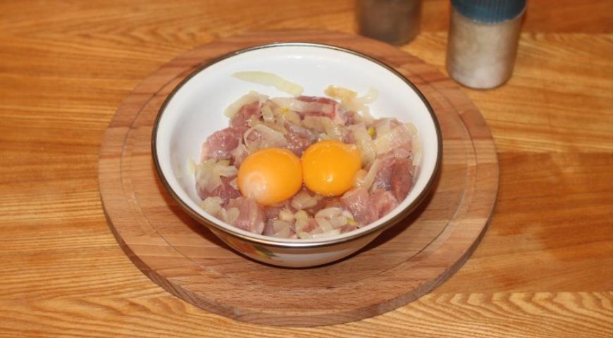 Фото приготовления рецепта: Мясной пудинг с соте из баклажанов, шаг №4