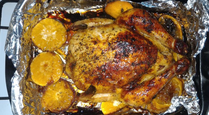 Фото приготовления рецепта: Курица с мандаринами, запеченная в духовке, шаг №8