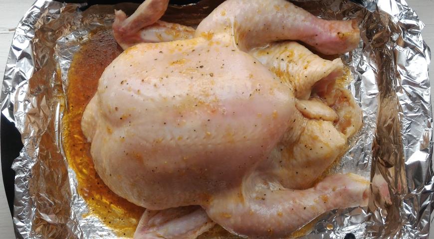 Фото приготовления рецепта: Курица с мандаринами, запеченная в духовке, шаг №5