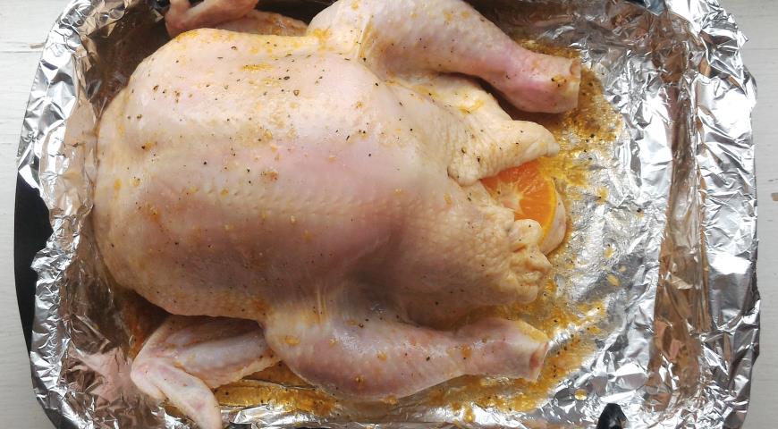 Фото приготовления рецепта: Курица с мандаринами, запеченная в духовке, шаг №6