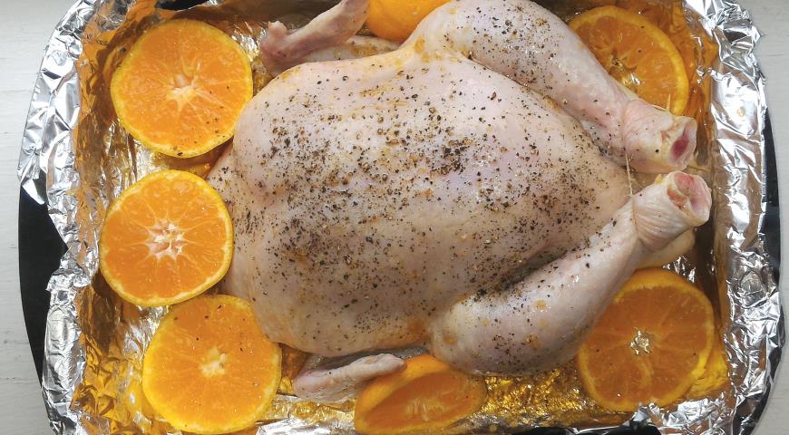 Фото приготовления рецепта: Курица с мандаринами, запеченная в духовке, шаг №7