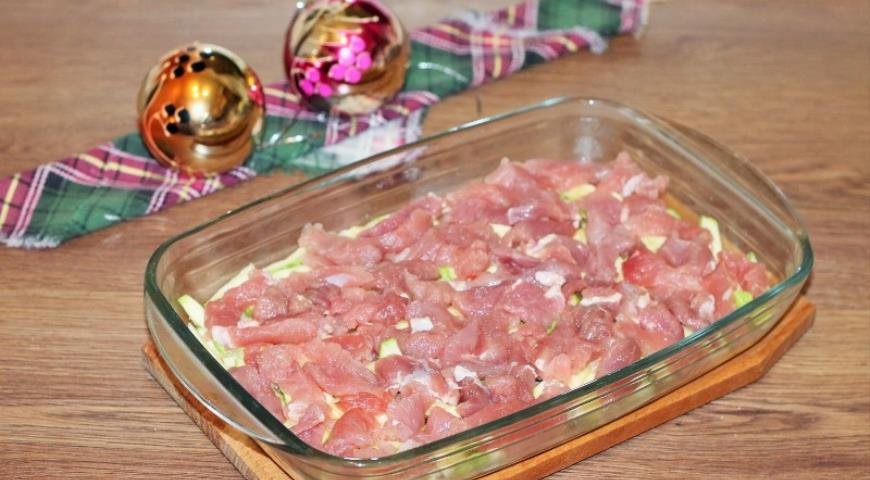 Фото приготовления рецепта: Свинина с овощами в пряном соусе, шаг №7