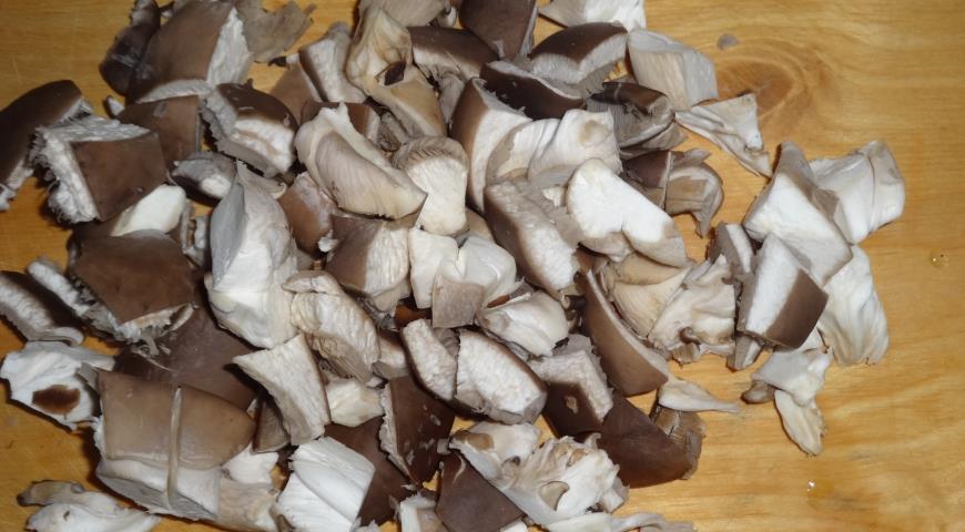 Фото приготовления рецепта: Тушёная свинина с грибами, орехами и фасолью, шаг №2
