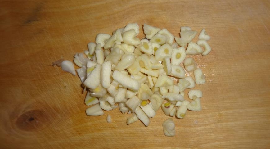 Фото приготовления рецепта: Тушёная свинина с грибами, орехами и фасолью, шаг №10