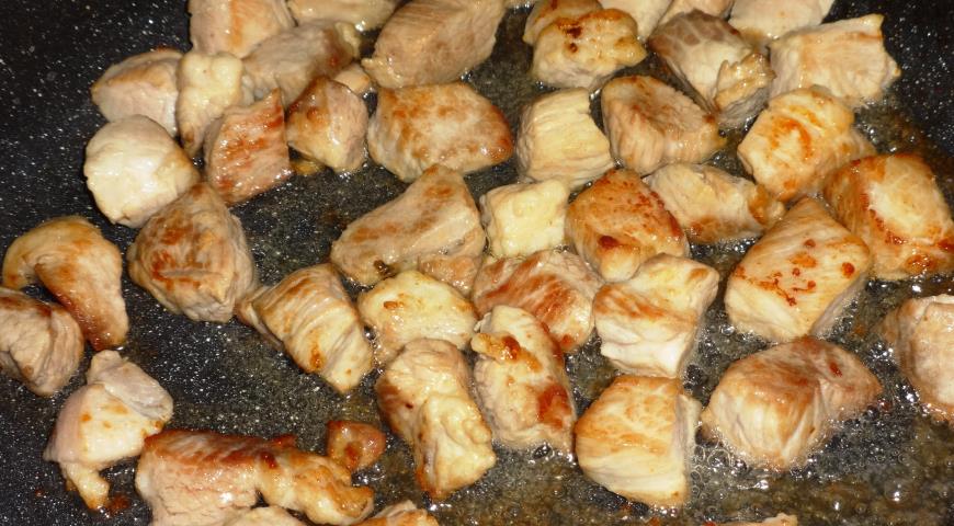 Фото приготовления рецепта: Тушёная свинина с грибами, орехами и фасолью, шаг №5