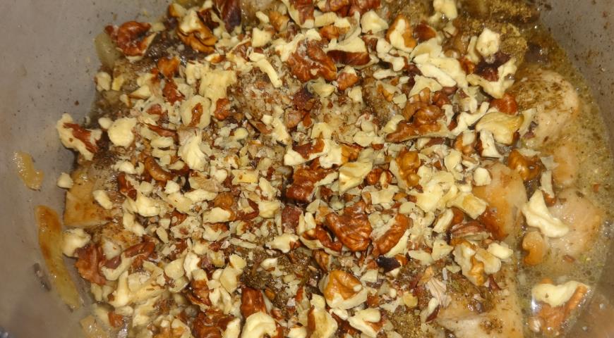 Фото приготовления рецепта: Тушёная свинина с грибами, орехами и фасолью, шаг №9