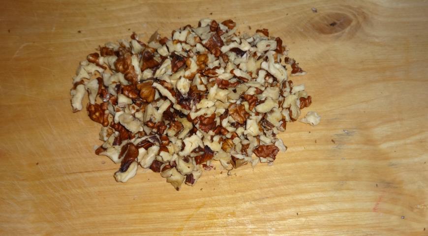 Фото приготовления рецепта: Тушёная свинина с грибами, орехами и фасолью, шаг №4